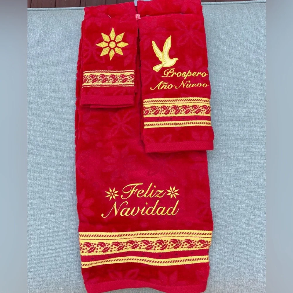Beautiful red with embroidered Feliz Navidad 3-piece towel set